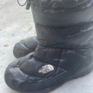 Men’s size 13 North Face winter boots. Gently used. No issues.